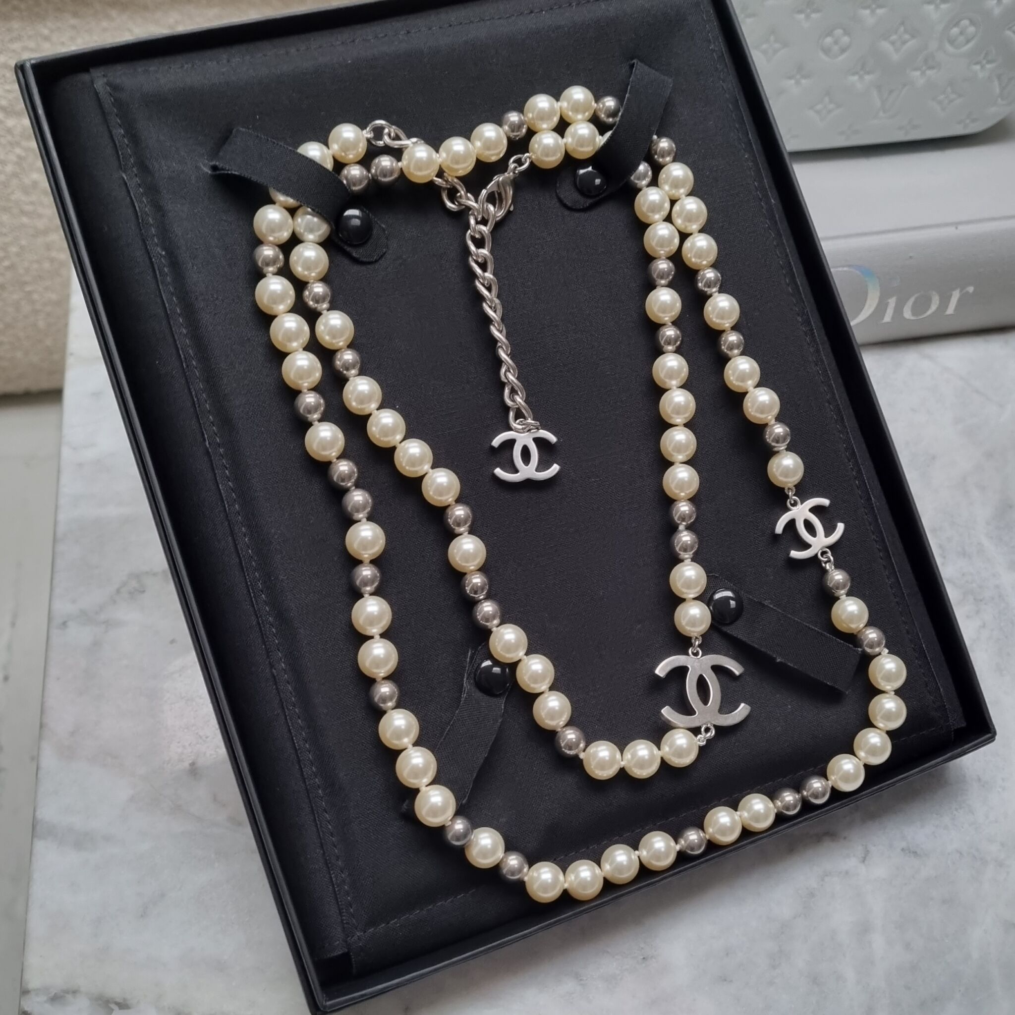 Chanel Long Beaded Pearl Hvid/Sølv - Luxury