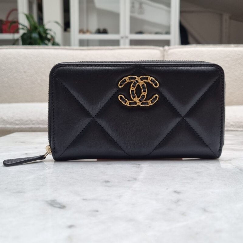 medium wallet chanel