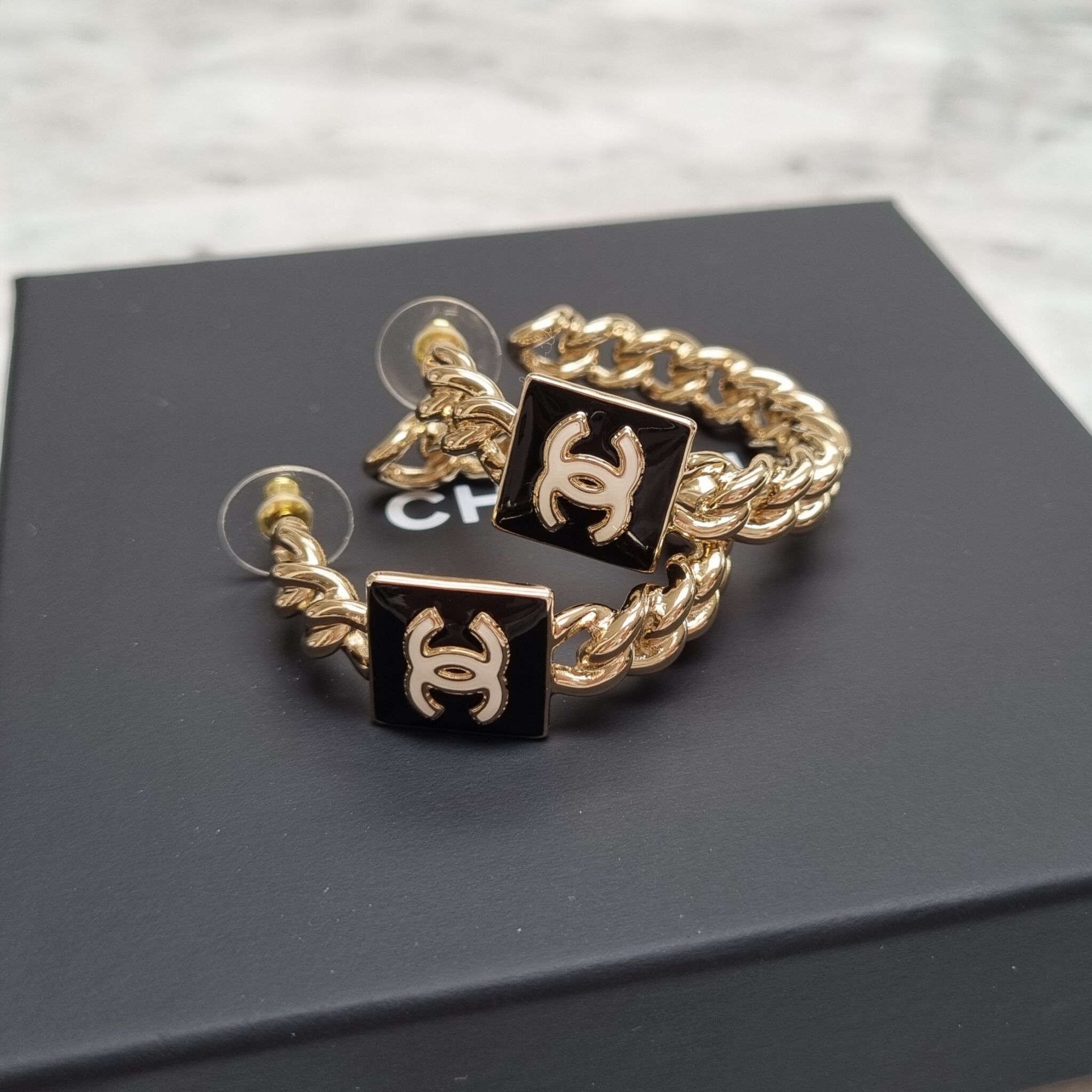 boksning Hold op glemme Chanel Square CC Hoops, Guld/Sort - Laulay Luxury