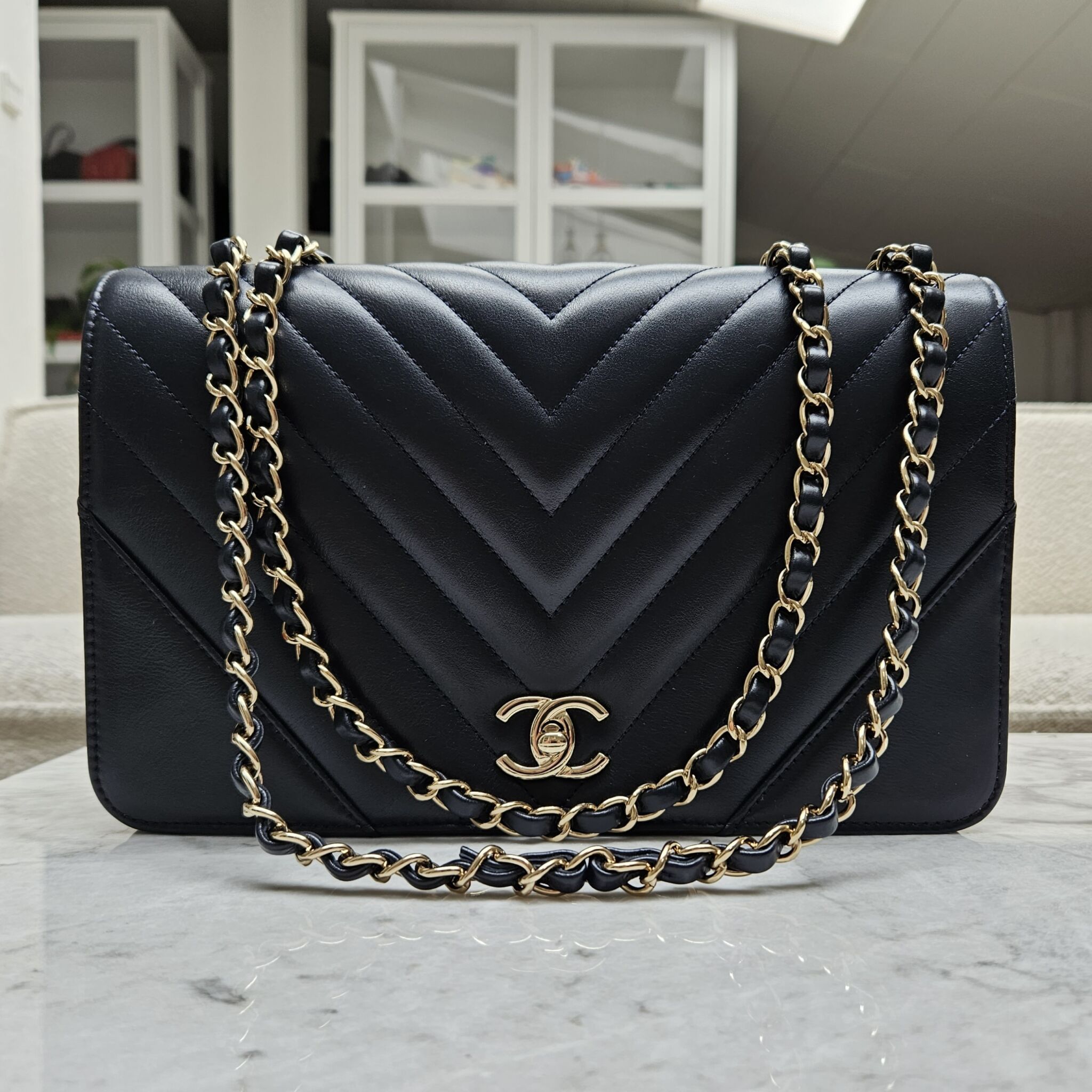 Gold Medium Flap Chanel - 325 For Sale on 1stDibs