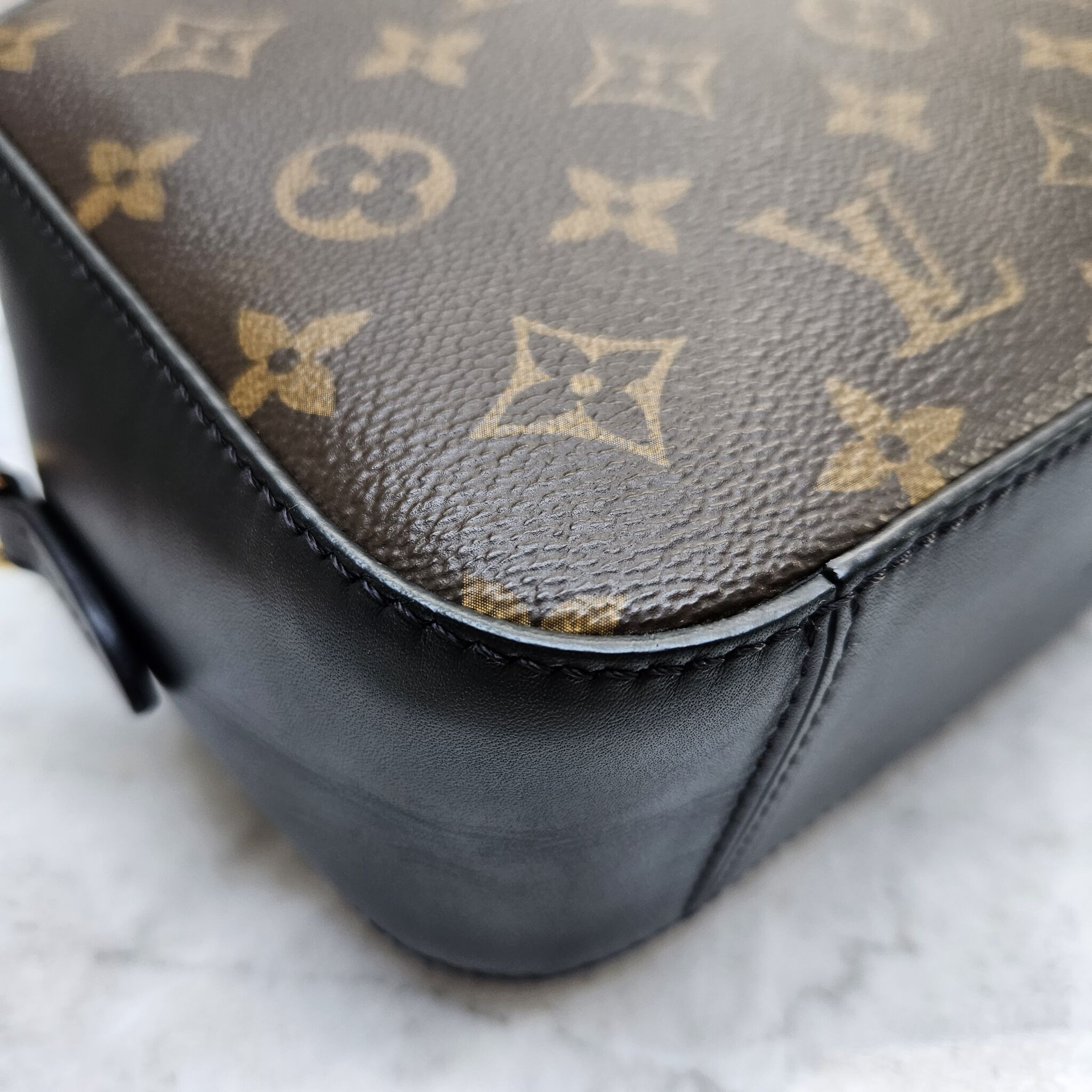 Saintonge cloth crossbody bag Louis Vuitton Black in Cloth - 17236975