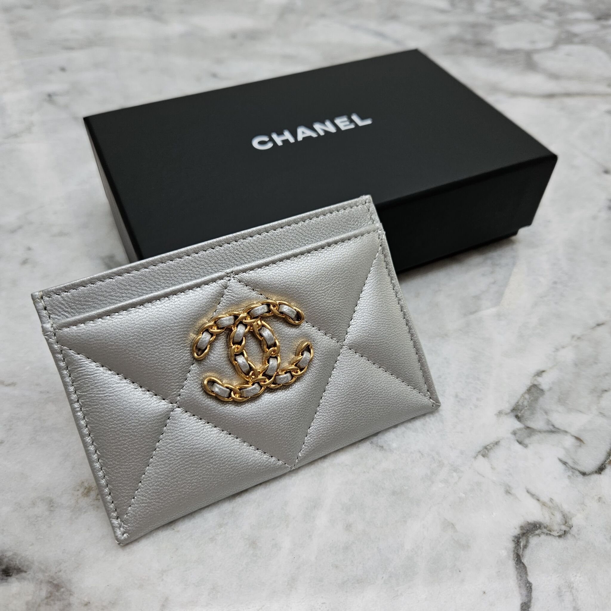 Chanel 19 flap card holder - Shiny lambskin, gold-tone, silver-tone &  ruthenium-finish metal, grey — Fashion