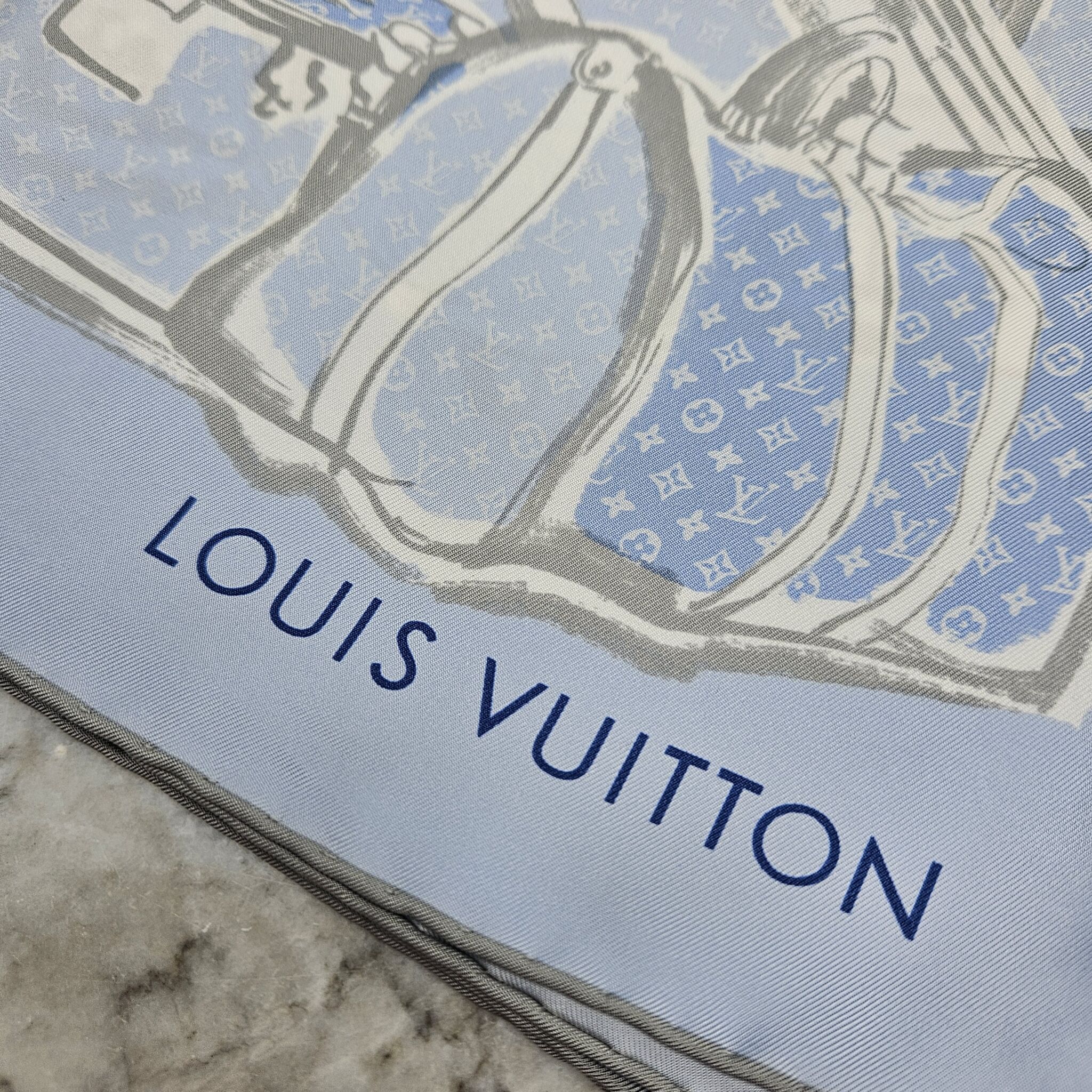 Louis Vuitton - Trunks silk bandeau - Avec Sofié