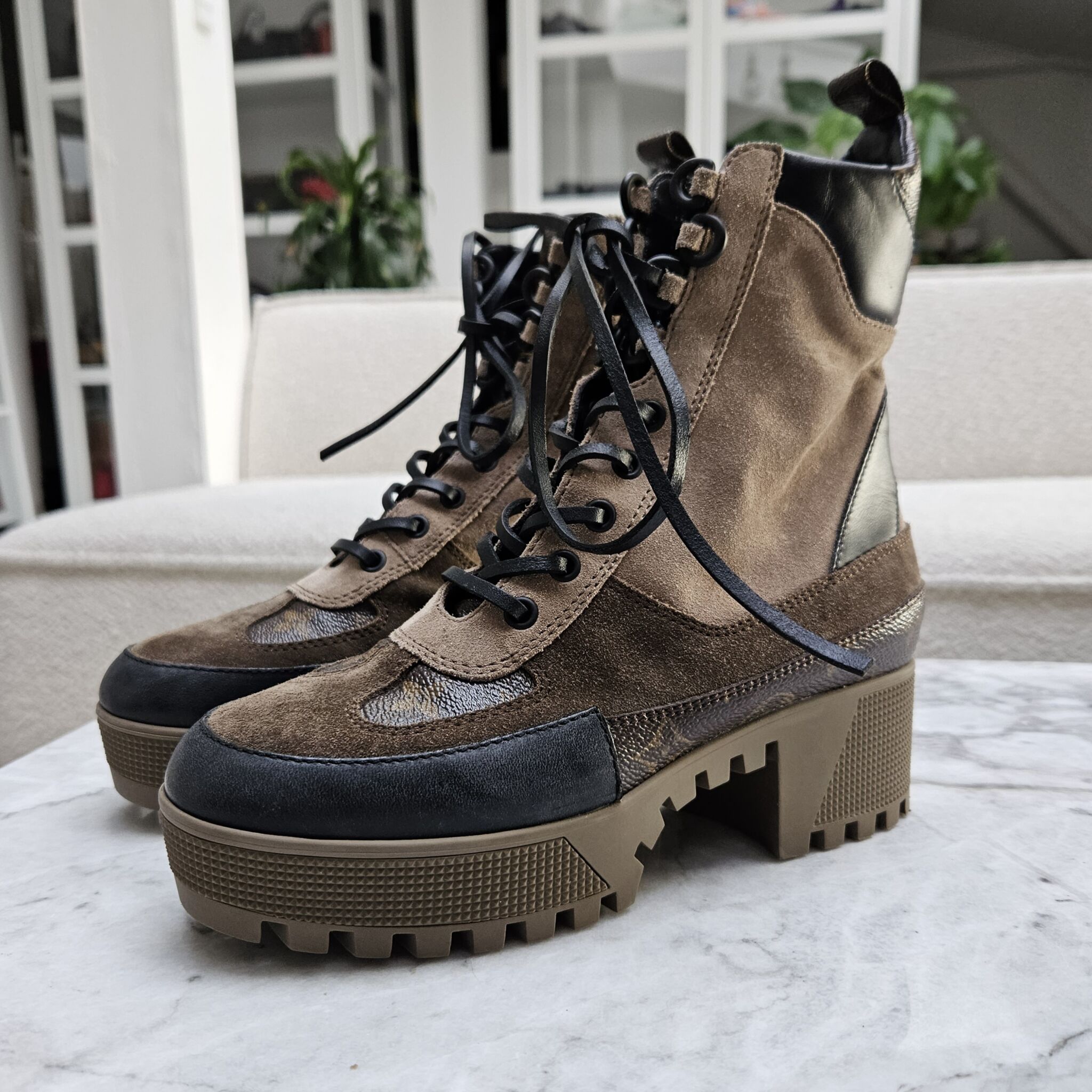 Louis Vuitton Laureate Platform Desert Boot Khaki. Size 38.0
