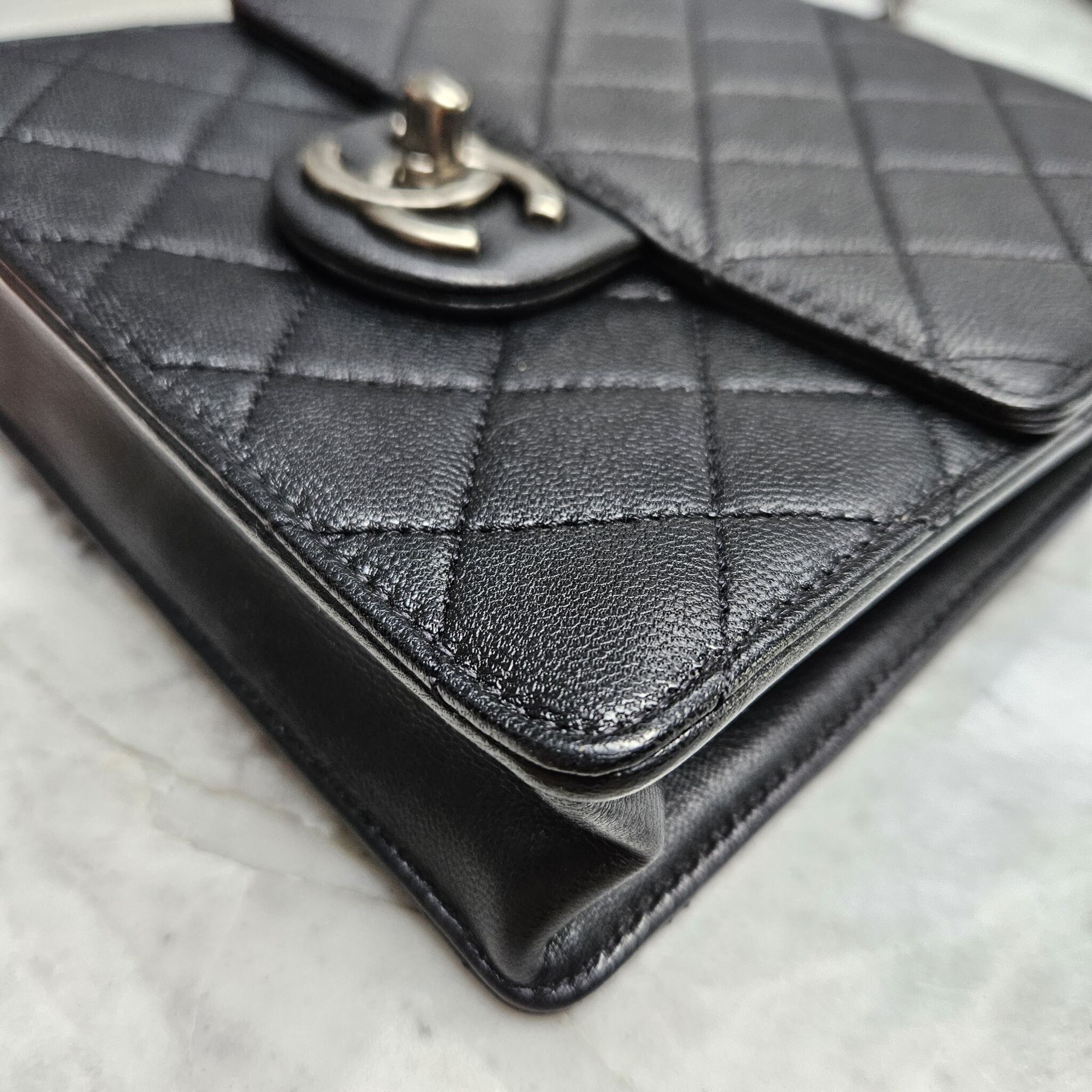 Chanel Chic Pearl Square Flap, Gedeskind, Sort SHW - Laulay Luxury