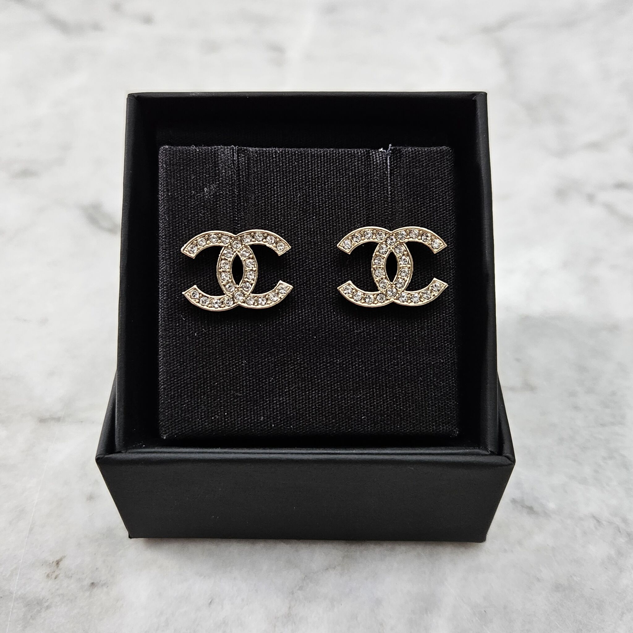Chanel 23K Classic CC Earrings, Guld - Laulay Luxury