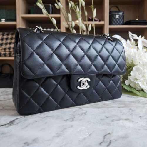 Chanel Small Classic Flap, Lammeskind, Sort SHW