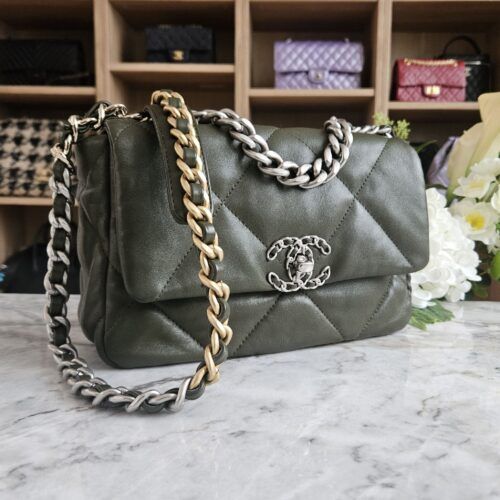 Chanel Small 19, Lammeskind, Khaki